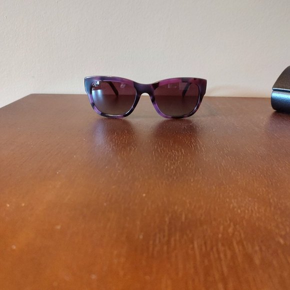 Beautiful Burberry Sunglasses - Picture 4 of 6